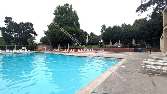 Building Photo - **$250 MOVE-IN SPECIAL** Light, Bright & S...