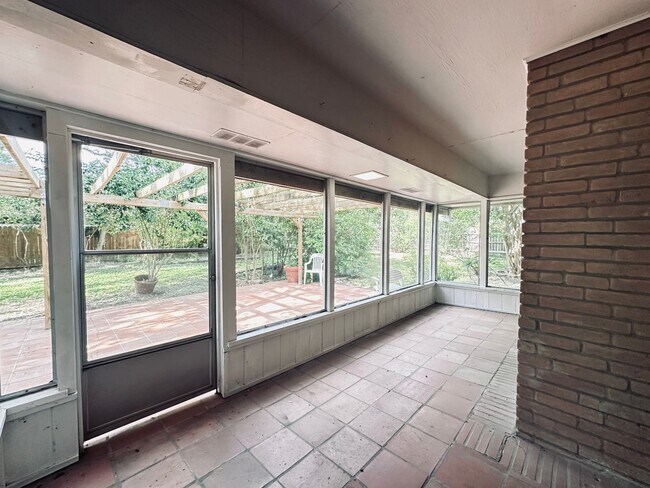 Building Photo - 425 Zephyr Dr