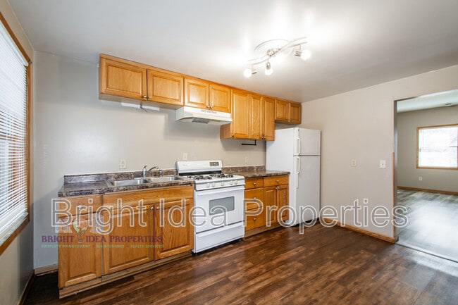 Building Photo - 863 Clark St N