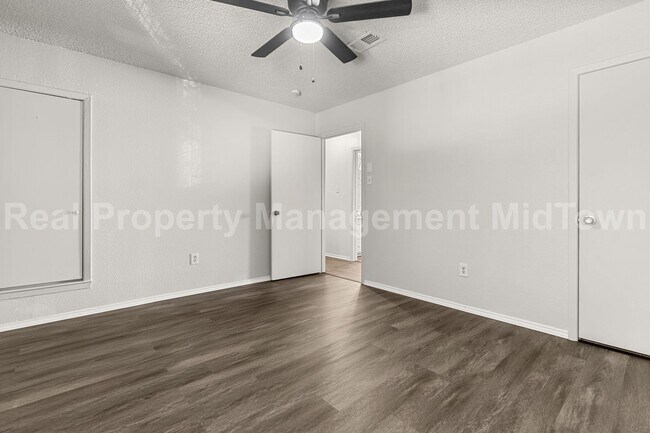 Building Photo - Spacious 2-Bedroom Duplex in South Fort Wo...