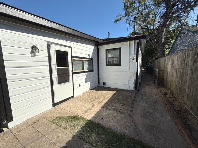 Building Photo - 307 Sue St