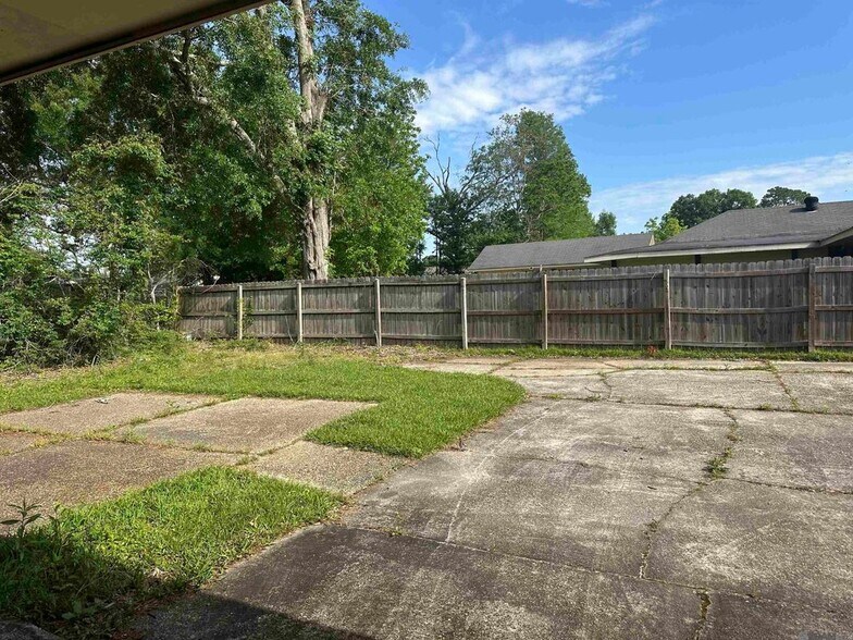 Building Photo - 2208 Sprucewood Dr