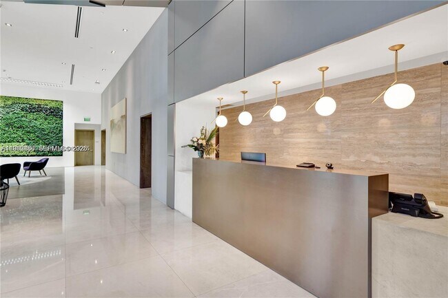 Building Photo - 650 NE 32nd St