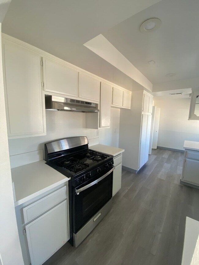 Building Photo - Julian House (DMM125)