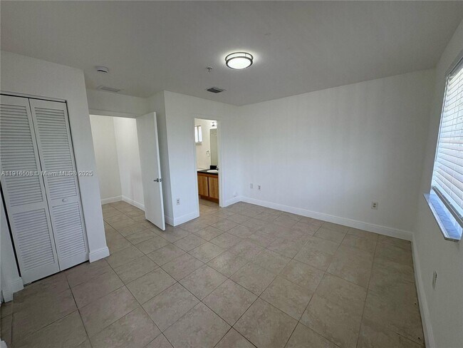 Building Photo - 2092 NE 167th St