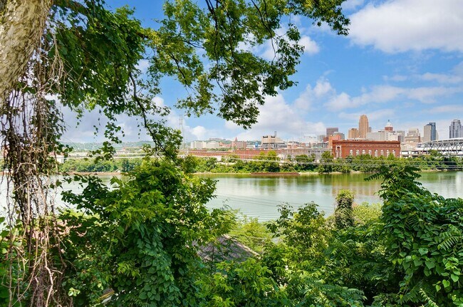 Building Photo - 2 Bedroom, 1 Bath With Amazing Views!