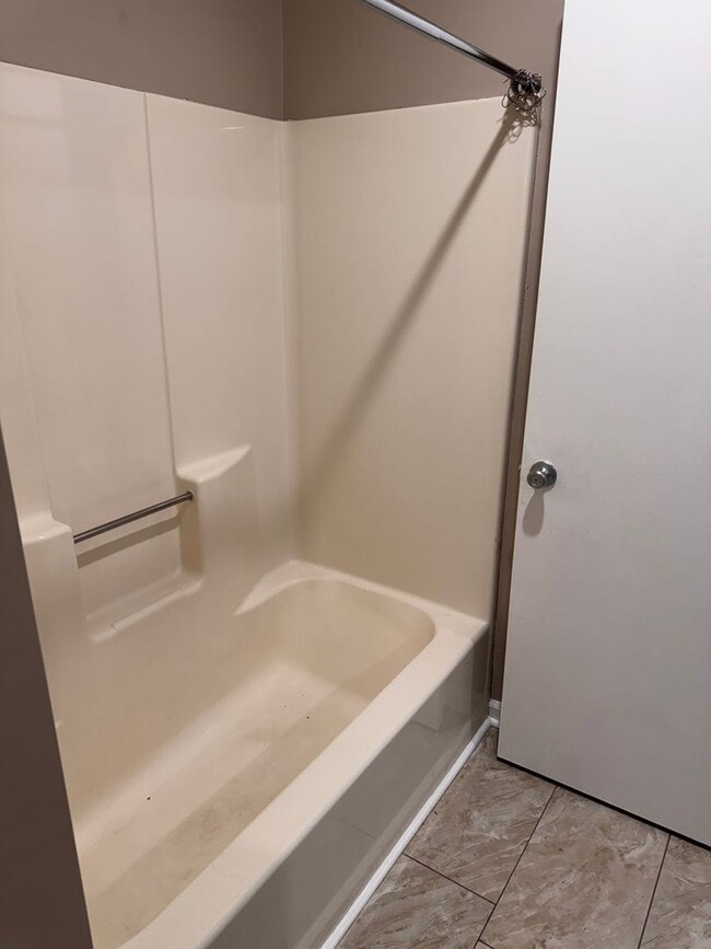 Building Photo - 2 Bedroom || 2 Bathroom - Single Level Tow...