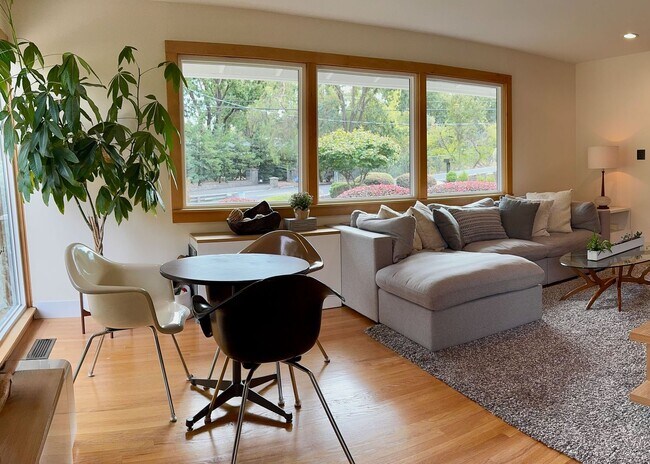 Building Photo - Beautiful, Private, Bright, Remodeled 3 Bd...