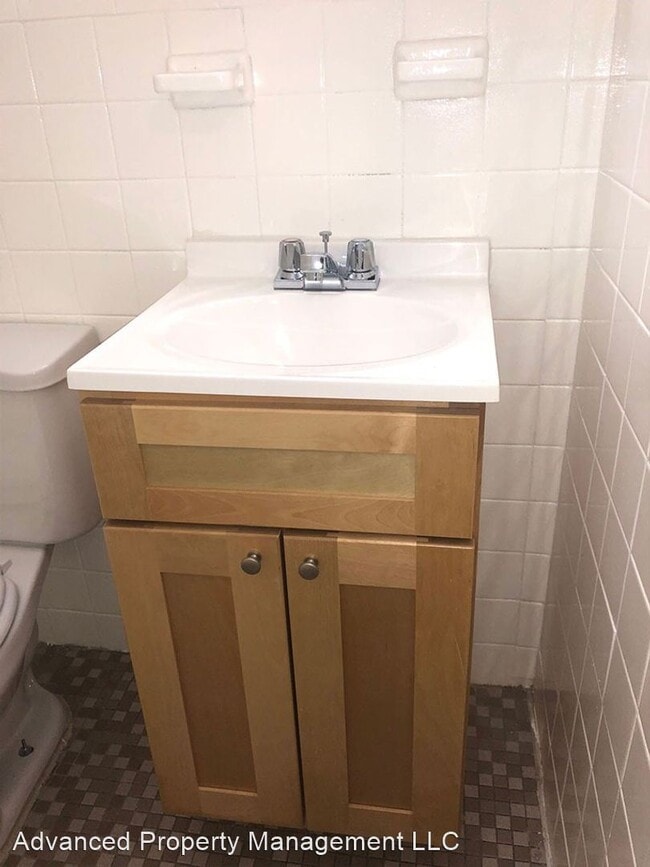 Building Photo - 1045 River St