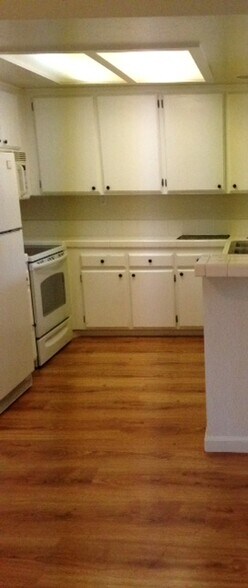 Building Photo - 2425 Cranston Dr