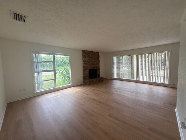 Building Photo - 3 Bedroom 2 Bath Single Family Home w/Garage & Bonus Room