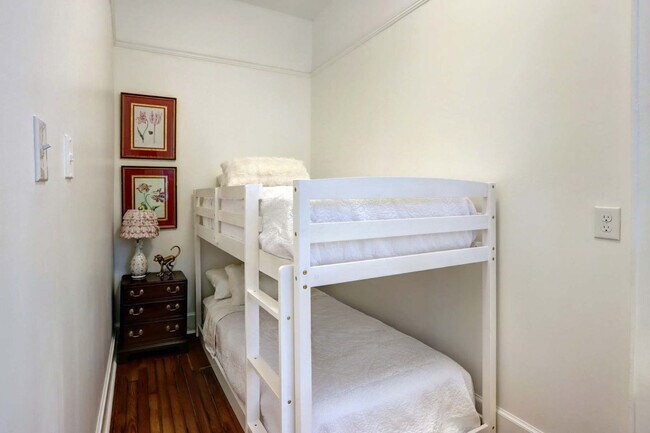 Building Photo - 306 E Victory Dr