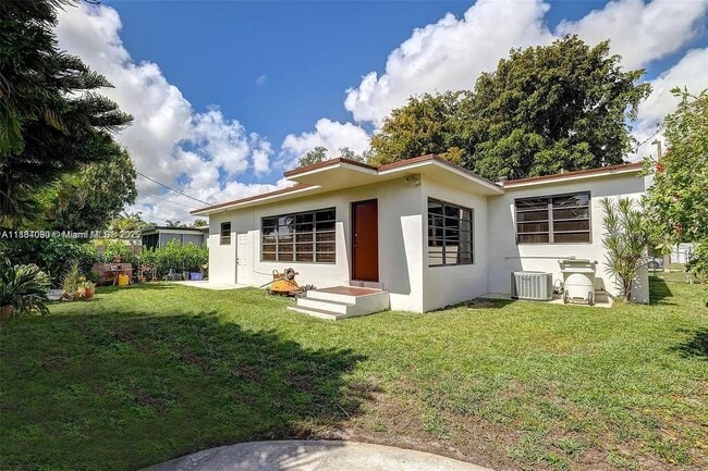 Building Photo - 3040 SW 11th St