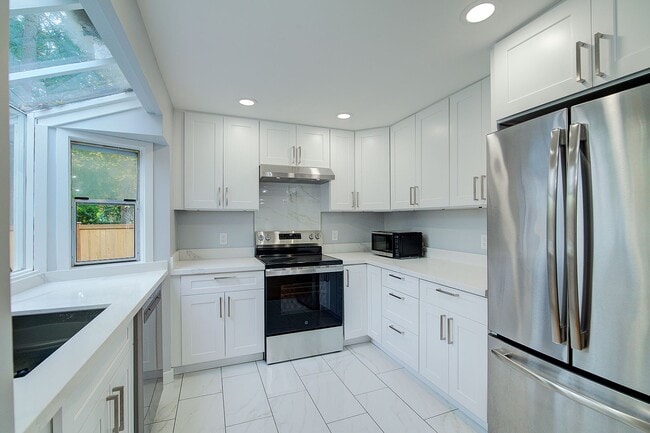 Building Photo - 3Bd/1.5Ba Bellevue House