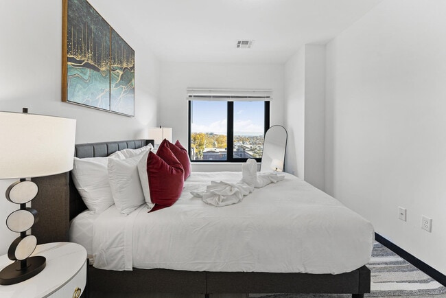 Building Photo - 600 Broadway-SI ID1240310P