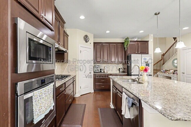Building Photo - 747 Coralbell Way
