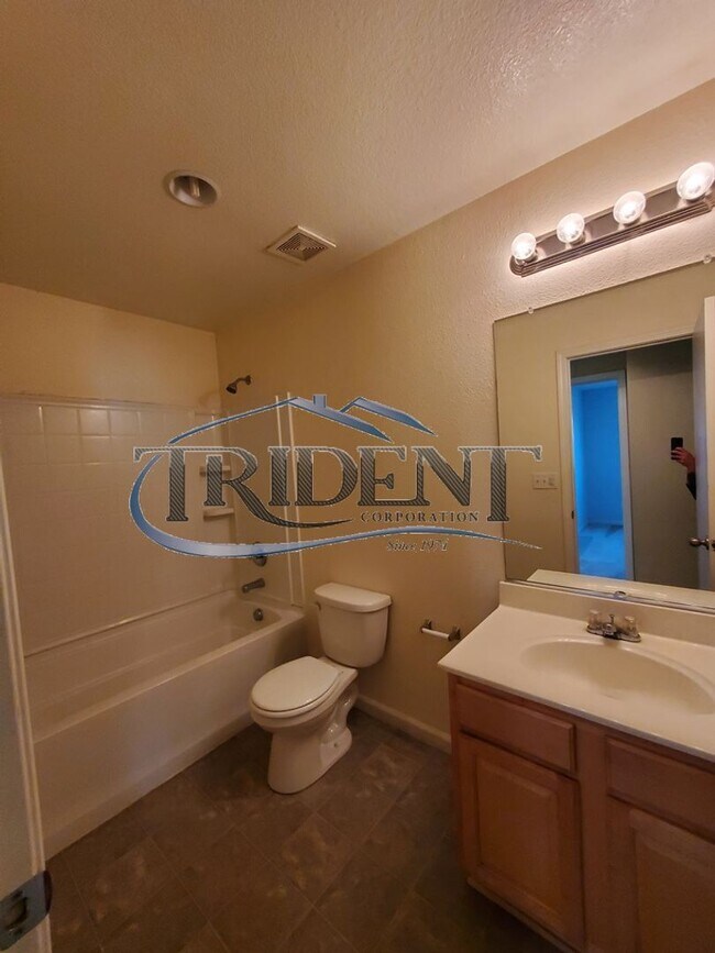 Building Photo - 3 bedroom bath near schools and parks