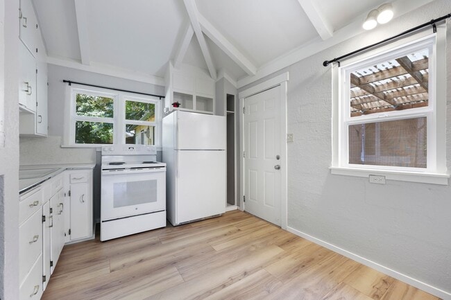 Building Photo - MOVE IN READY! A/C home with 2 bed, 1 bath...