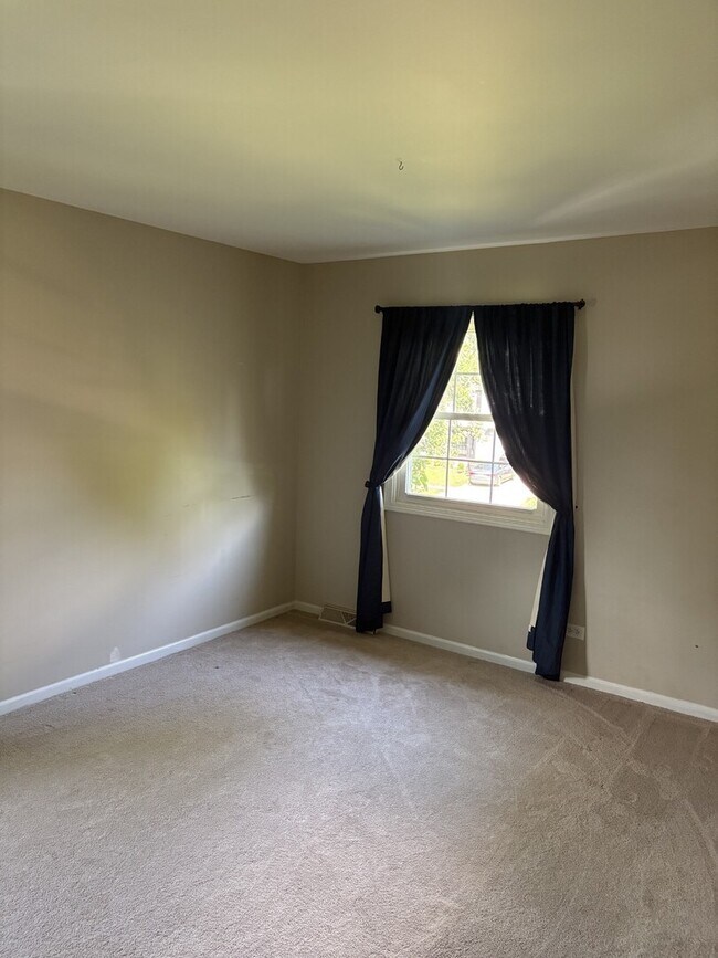 Building Photo - 1613 Clyde Dr