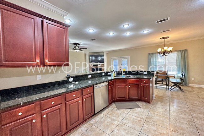 Building Photo - AVAILABLE IN AUG! 5BR/3BA IN S. CRESTVIEW