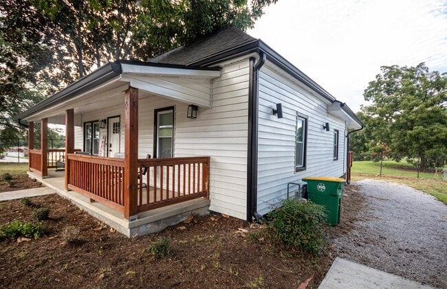 Building Photo - 330 Macon Ave