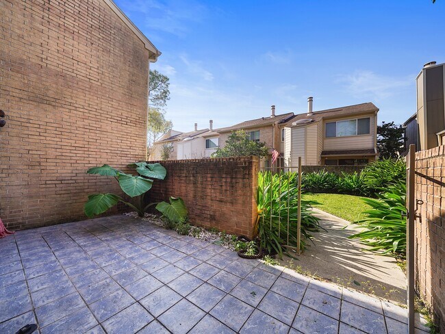 Building Photo - 2056 Augusta Dr