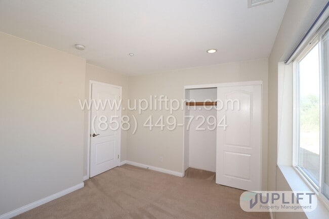 Building Photo - 3 Bed, 2 Bath House w/ 2-Car Garage, Central HVAC, Very Private