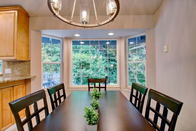 Building Photo - Lovely Clinton Home with Great Light and Pet Friendly!