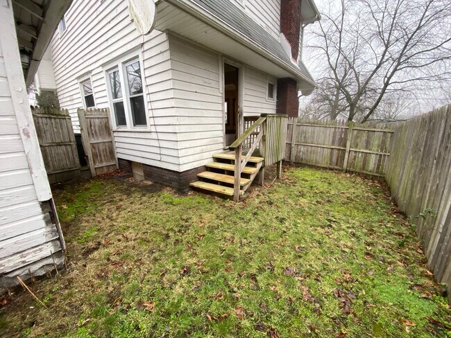 Building Photo - Pet-Friendly 3BR Home • Updated Kitchen • Fenced Yard • Garage