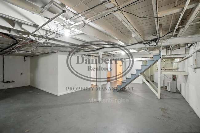 Building Photo - 822 Searles Rd