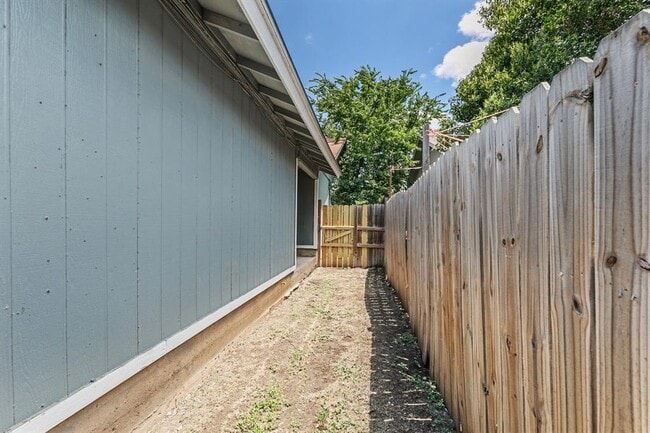 Building Photo - 2011 E Stassney Ln