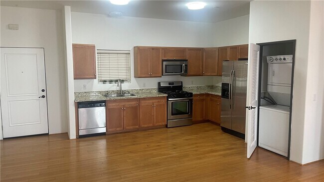 Building Photo - 255 W 7th St