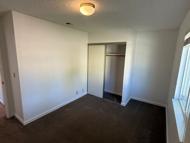 Building Photo - 512 Toyon Pl