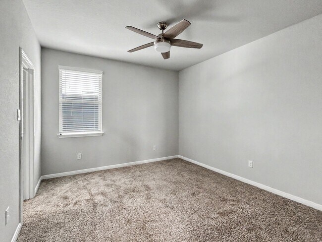 Building Photo - Modern New Braunfels Home with Flexible Upstairs Living Spaces