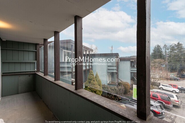 Building Photo - Freshly Renovated 2-Bedroom Apartment in C...