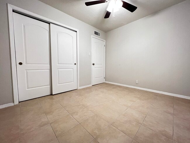 Building Photo - 647 Soya Dr