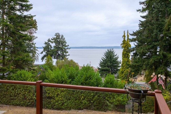 Building Photo - Beautiful Penn Cove View Home and Dog Frie...