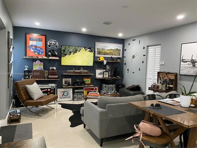 Building Photo - 15405 Miami Lakeway N