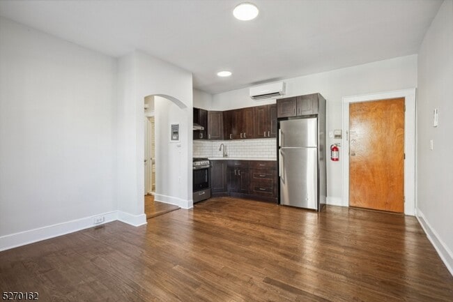 Building Photo - 166 Maplewood Ave