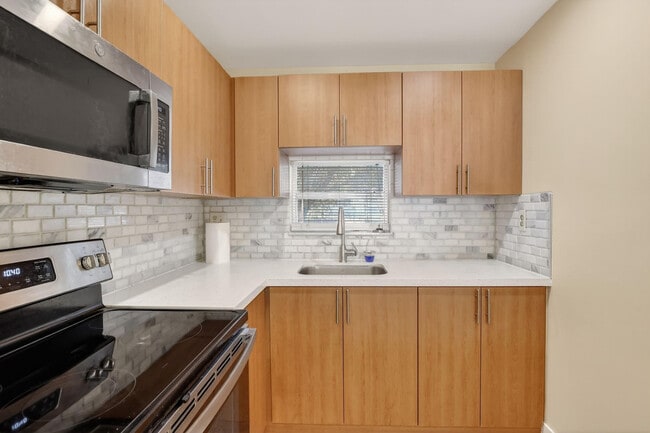 Building Photo - 830 S Hollybrook Dr