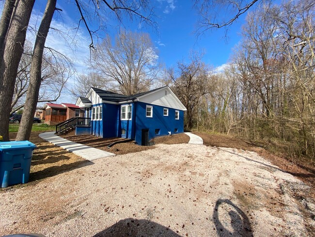 Building Photo - Renovated 3 bed 1.5 bath house close to 1-...