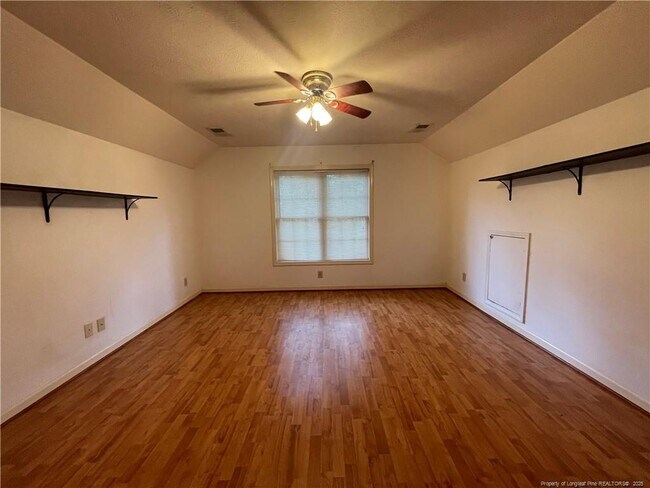 Building Photo - 596 E Lake Ridge Rd