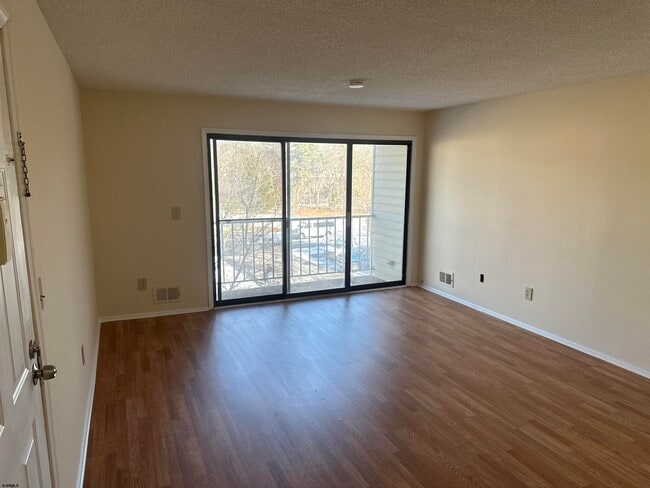 Building Photo - 203 Colonial Ct