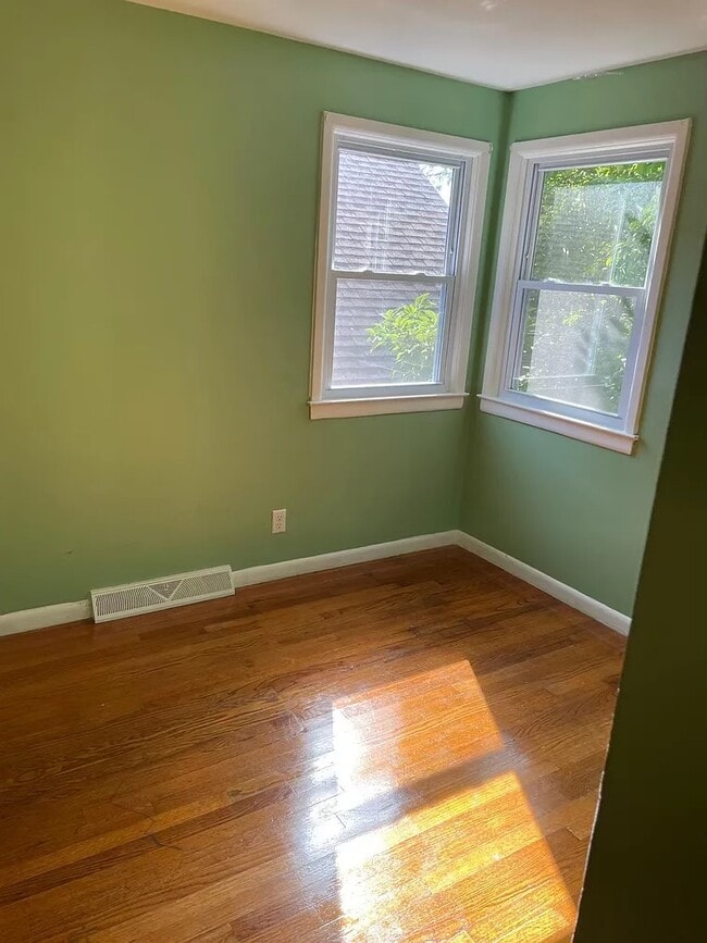 Building Photo - 320 Boyden St