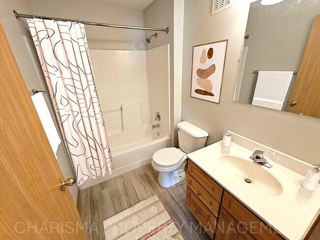 Building Photo - 2 BD, BOTTOM LEVEL, NO STEPS, IN UNIT WASH...