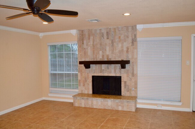 Building Photo - Beautiful 3 bed 2 bath home in a quiet nei...