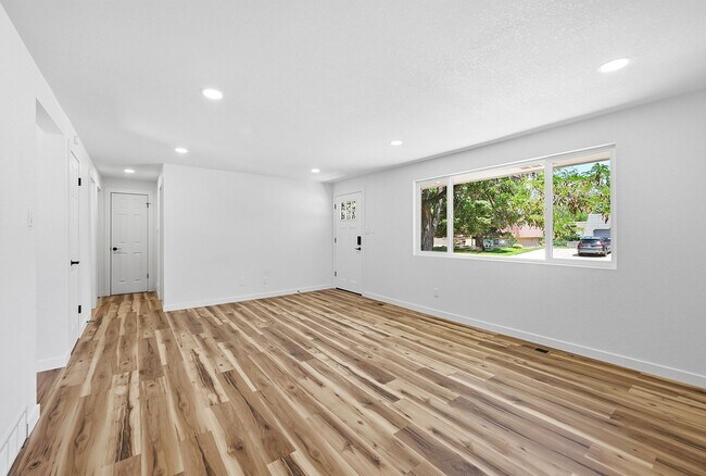 Building Photo - 4-bedroom, 4 bath home with 2 car garage