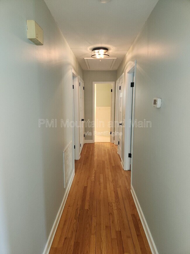 Building Photo - 1220 Woodmont Dr