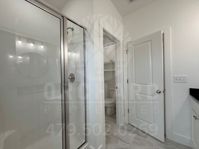 Building Photo - 1902 E Brookview Dr