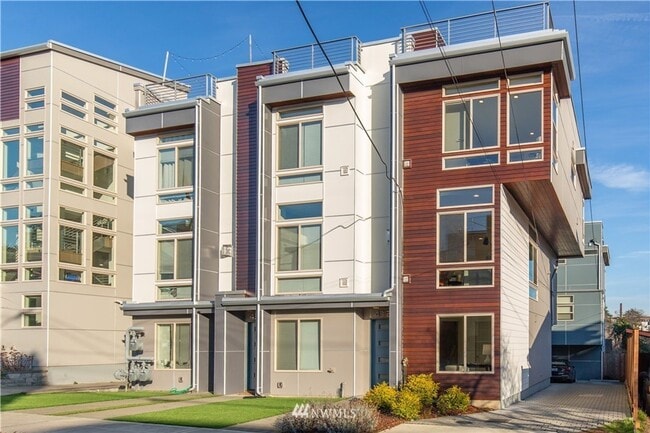 Primary Photo - Modern 4-Bedroom Townhome in the Heart of ...